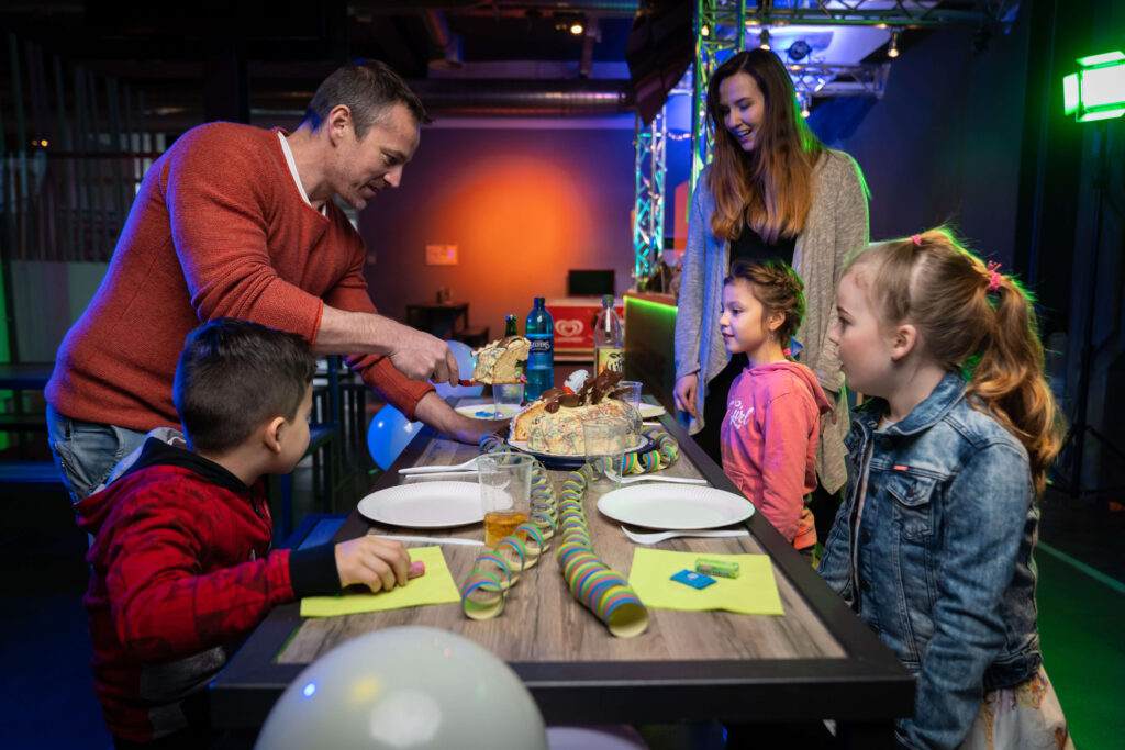 Familie am Geburtstagstisch bei Minigolf Essen
